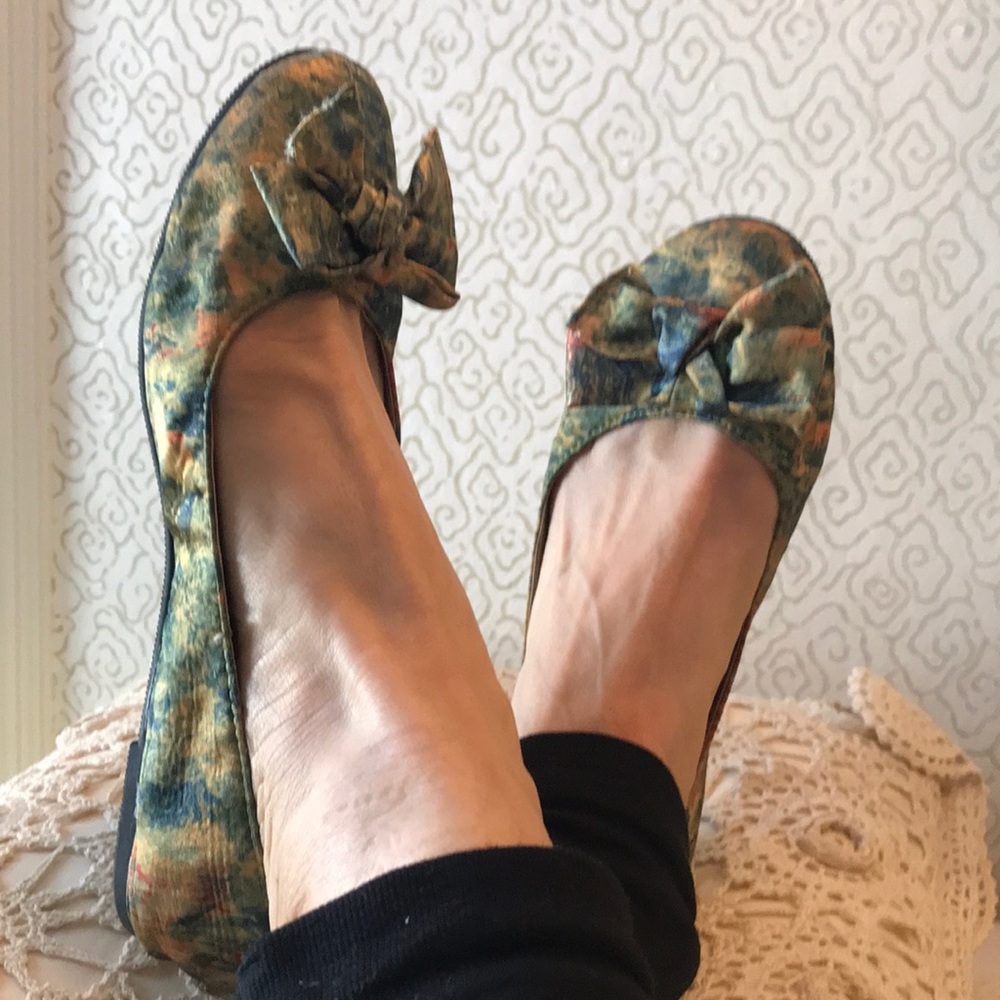 Multi-colored fabric flats